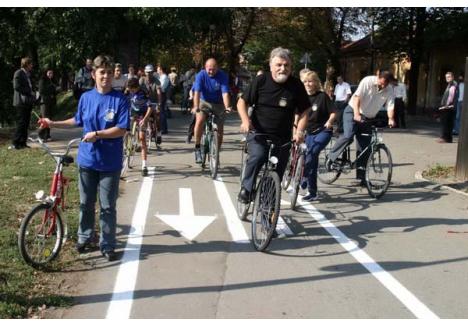 DE OCHII LUMII. În 2002, când a fost lansat proiectul "Votaţi bicicleta", Petru Filip poza într-un primar de succes pe una dintre gioarsele cumpărate la suprapreţ de Primărie
